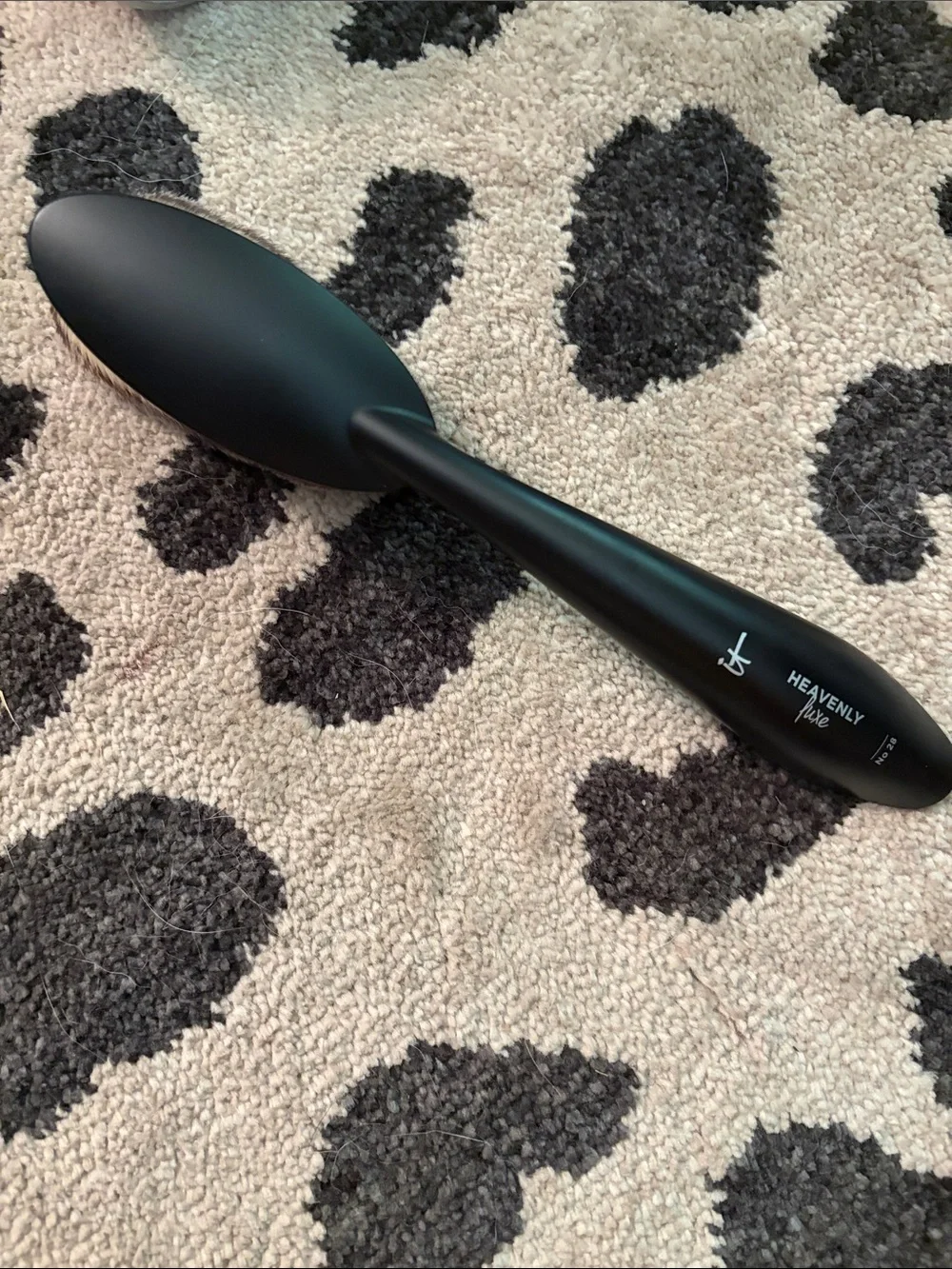 itBrush Pro Makeup Brush with Oval Head - Black body brush. Used once